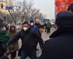 大批警察和便衣粗暴阻止 VOA叶兵北京拍摄